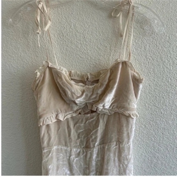 Reformation Bev Velvet Mini Dress Almond NWT - Picture 4 of 10